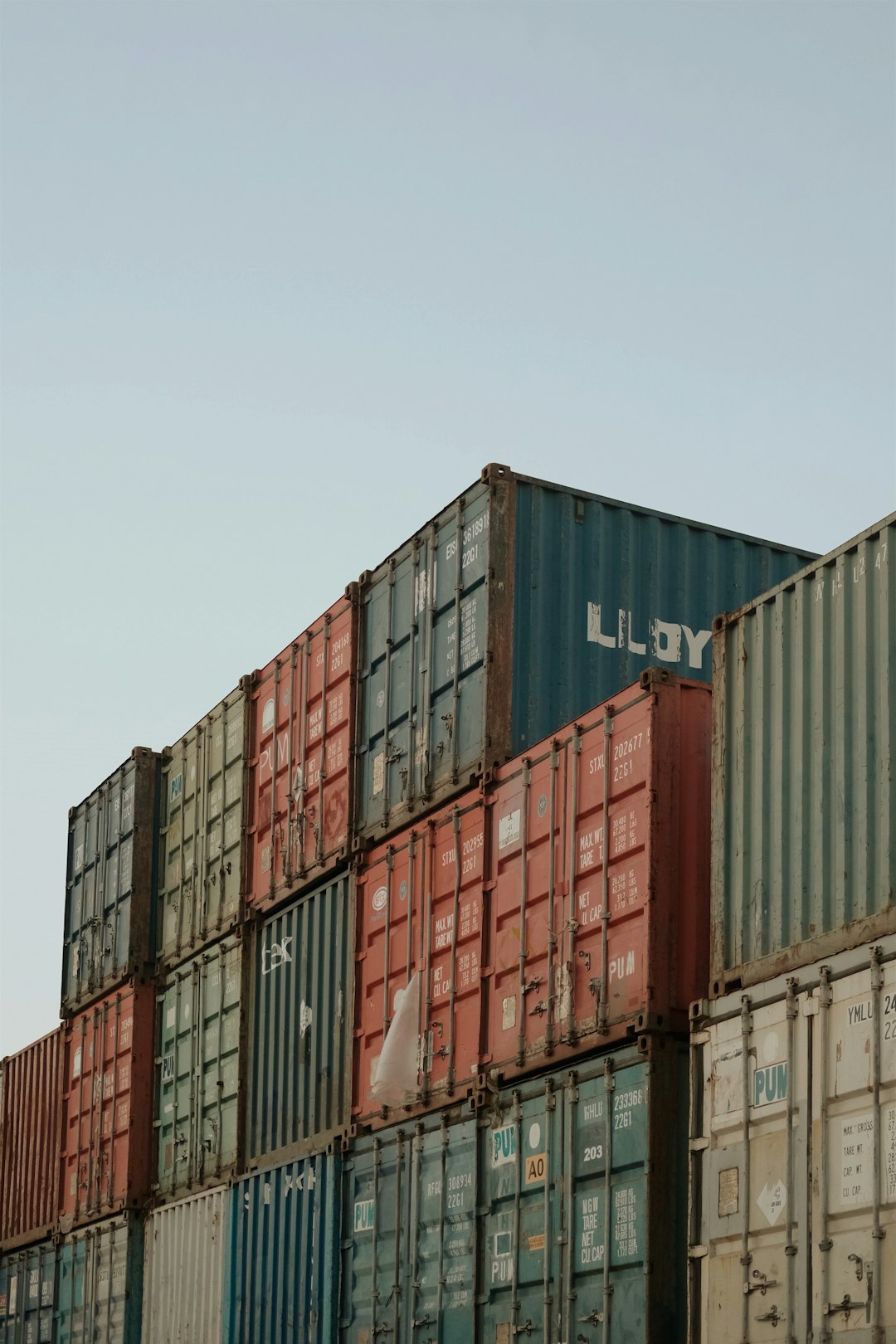 blue-red-and-yellow-cargo-containers-mybj5k-urw0